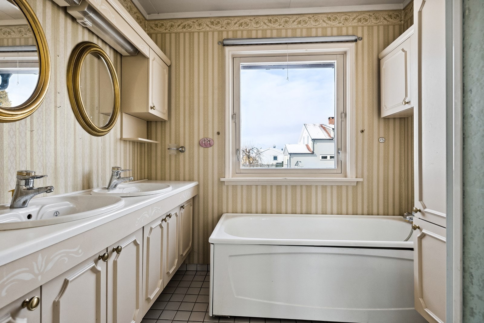 Bad i 1. etg. med både badekar og dusjkabinett Galleribilde