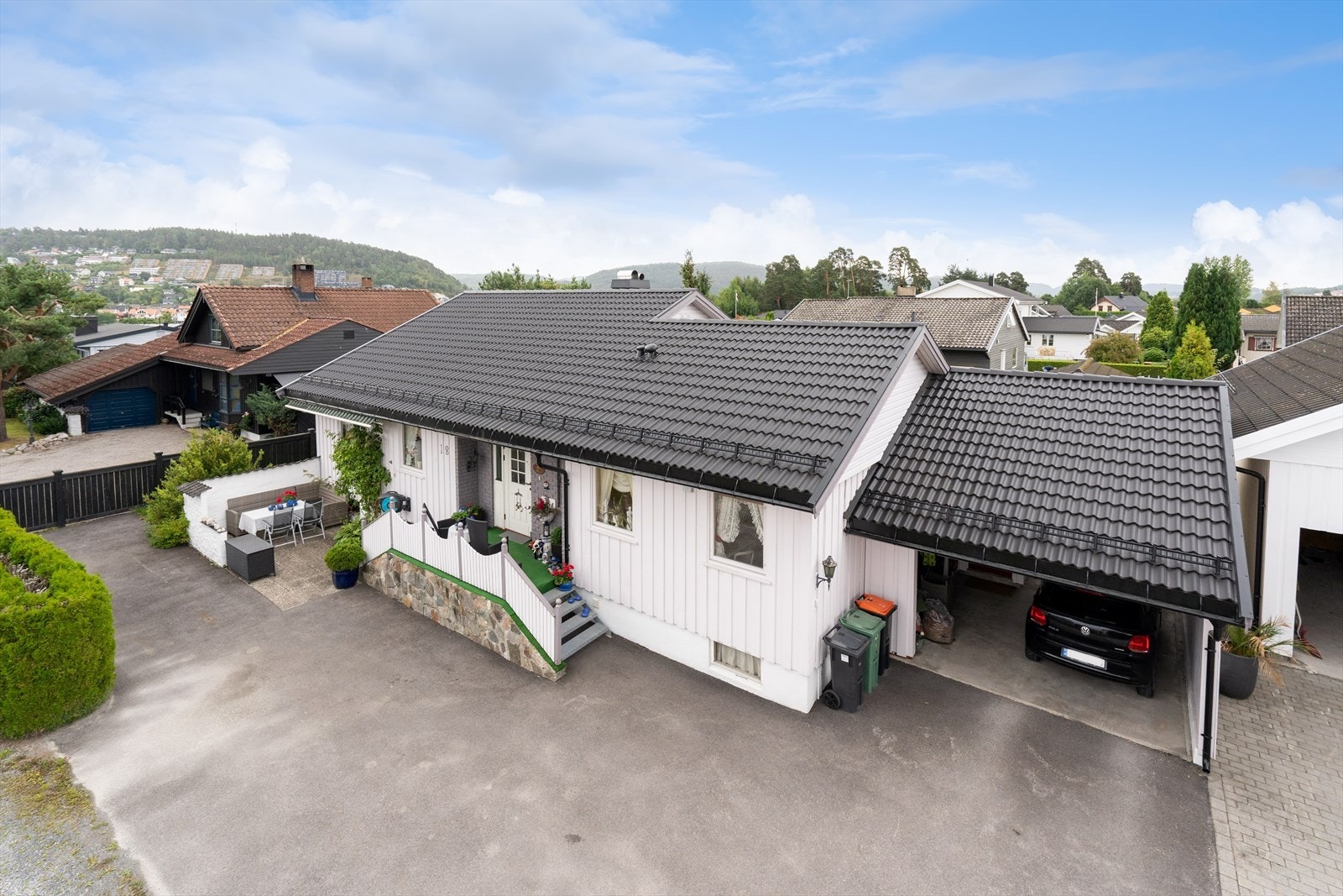 Parkering i carport og garasje Galleribilde