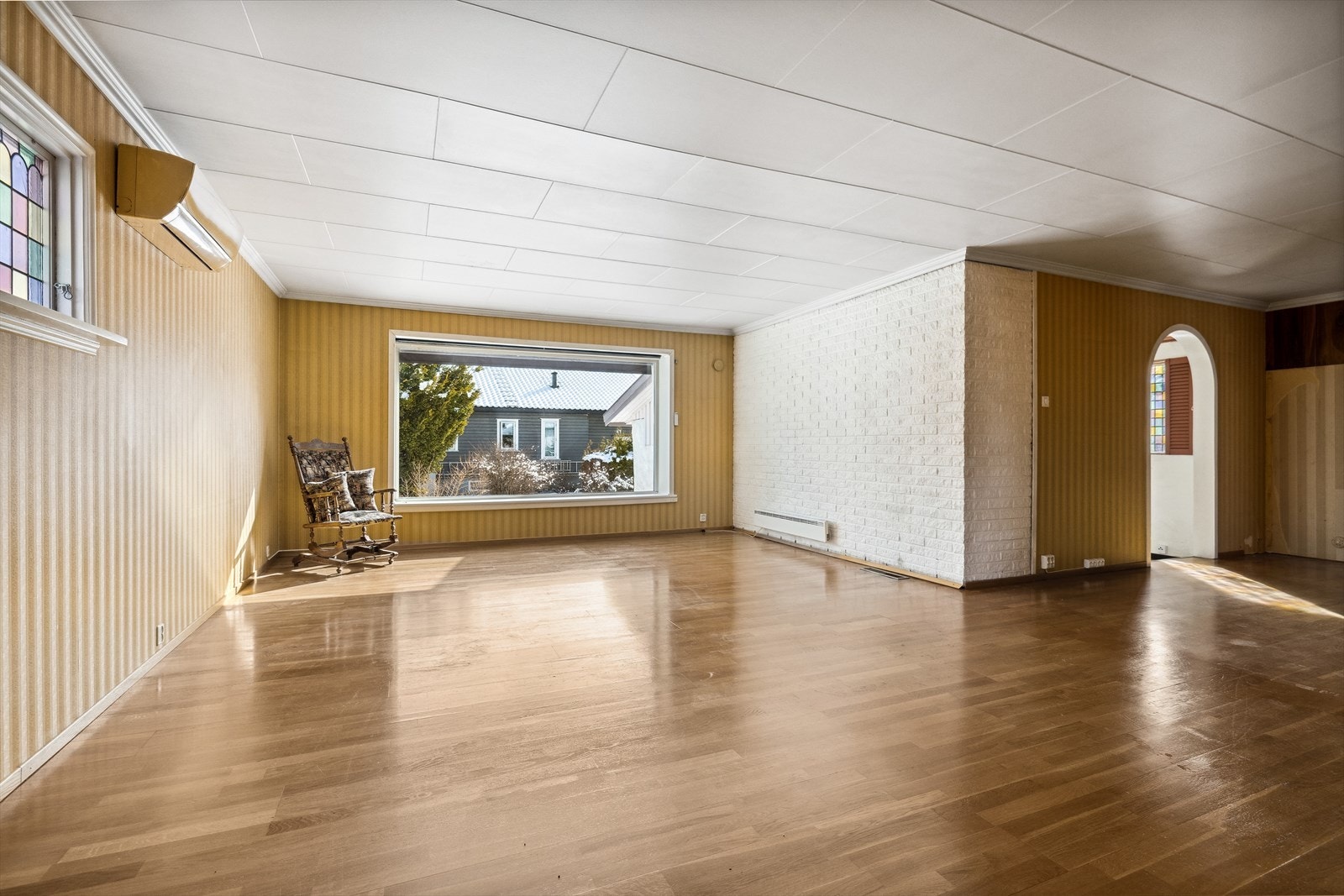 Romslig stue i 1.etg. som har god plass til flere sittegrupper Galleribilde