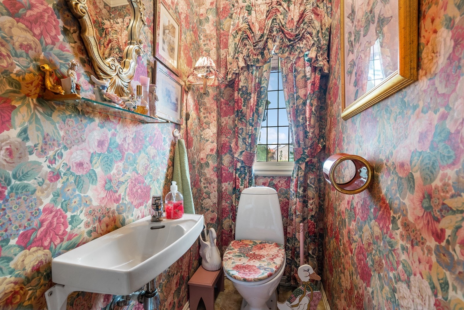 Det er separat toalettrom i begge etasjer Galleribilde