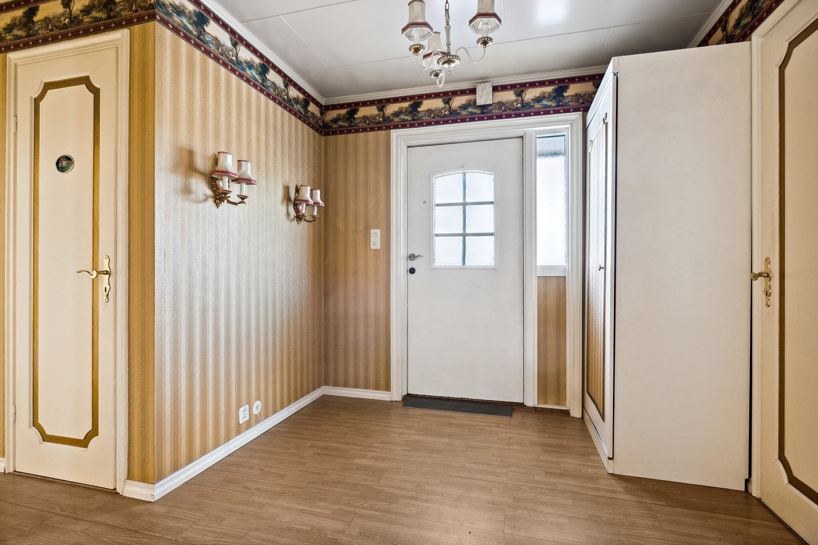 Entrè med integrert garderobeskap Galleribilde