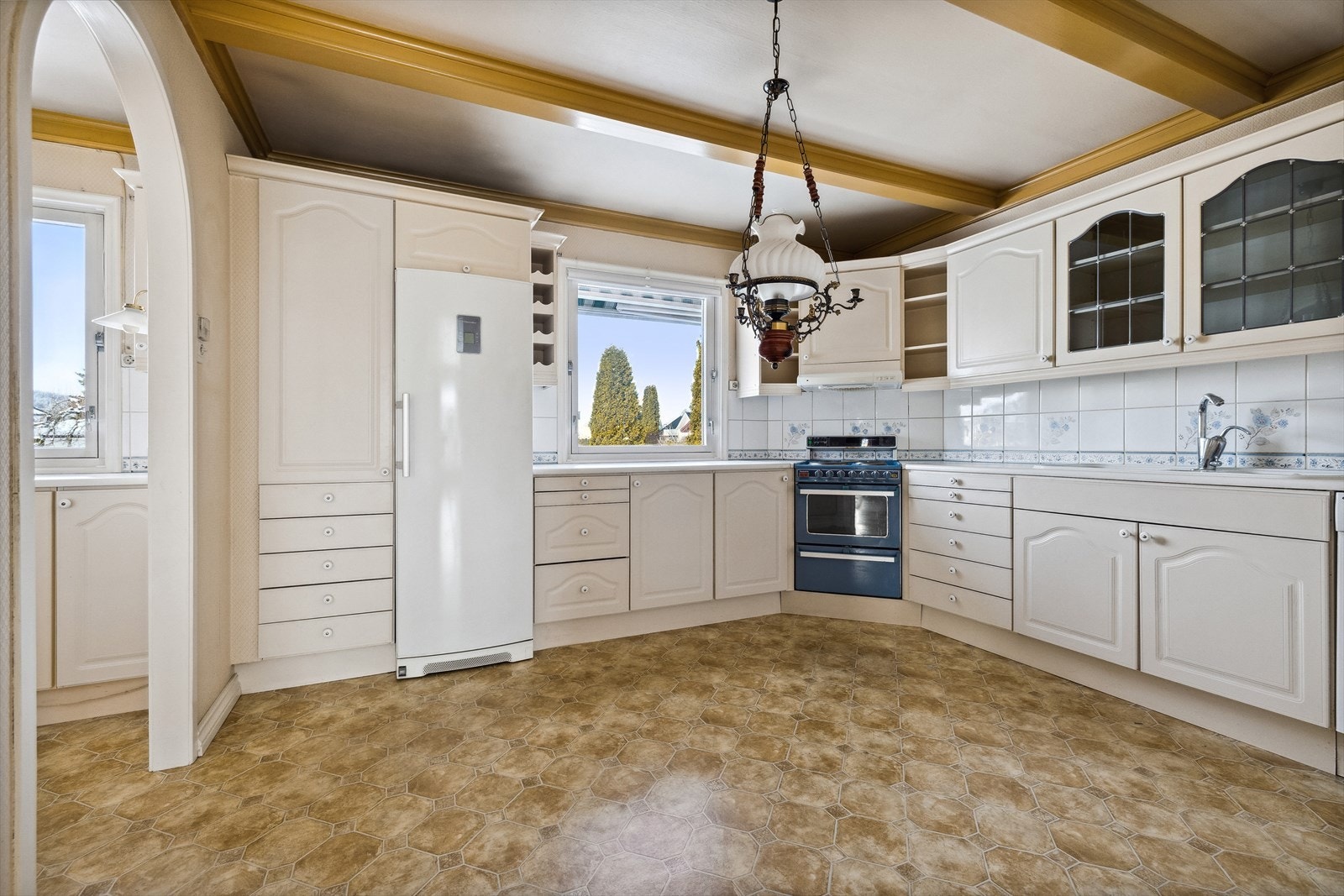 Profilert innredning med medfølgende hvitevarer Galleribilde