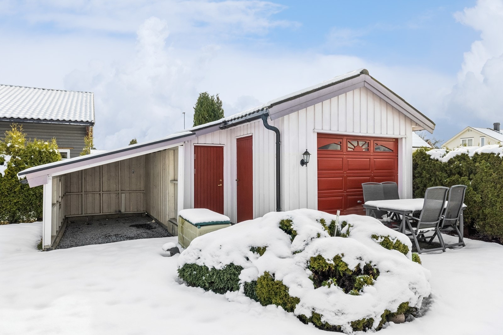 Enkel garasje med liten carport Galleribilde