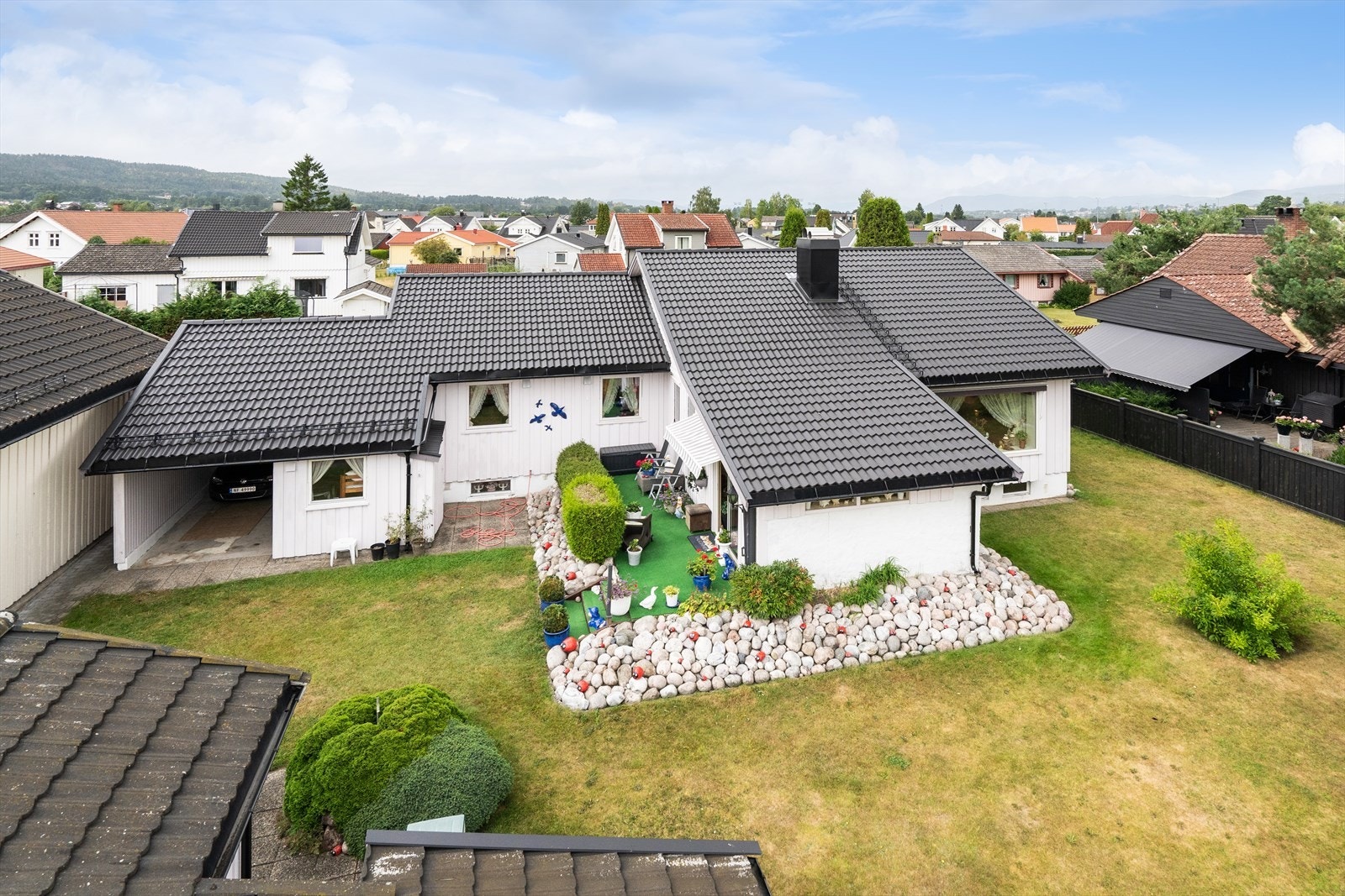 Usjenert og solrik hage Galleribilde