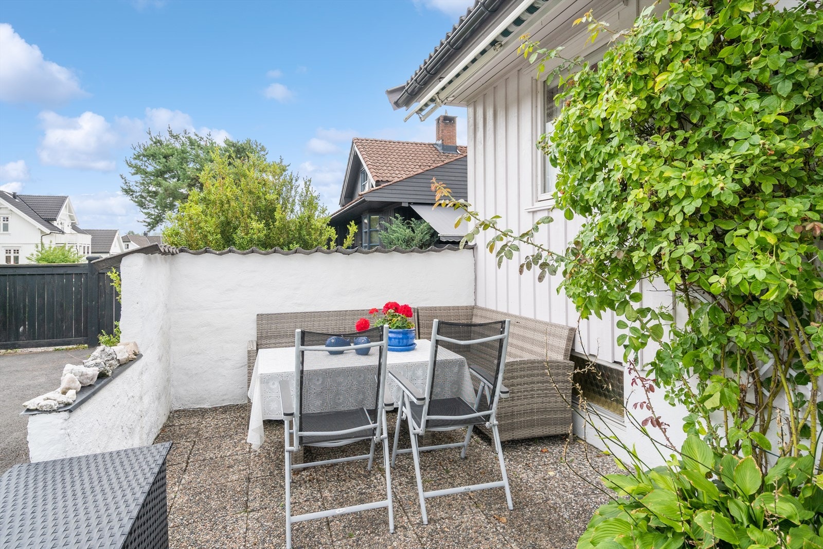 Steinbelagt uteplass ved inngangspartiet. Her har man godt med sol på ettermiddag og kveld Galleribilde