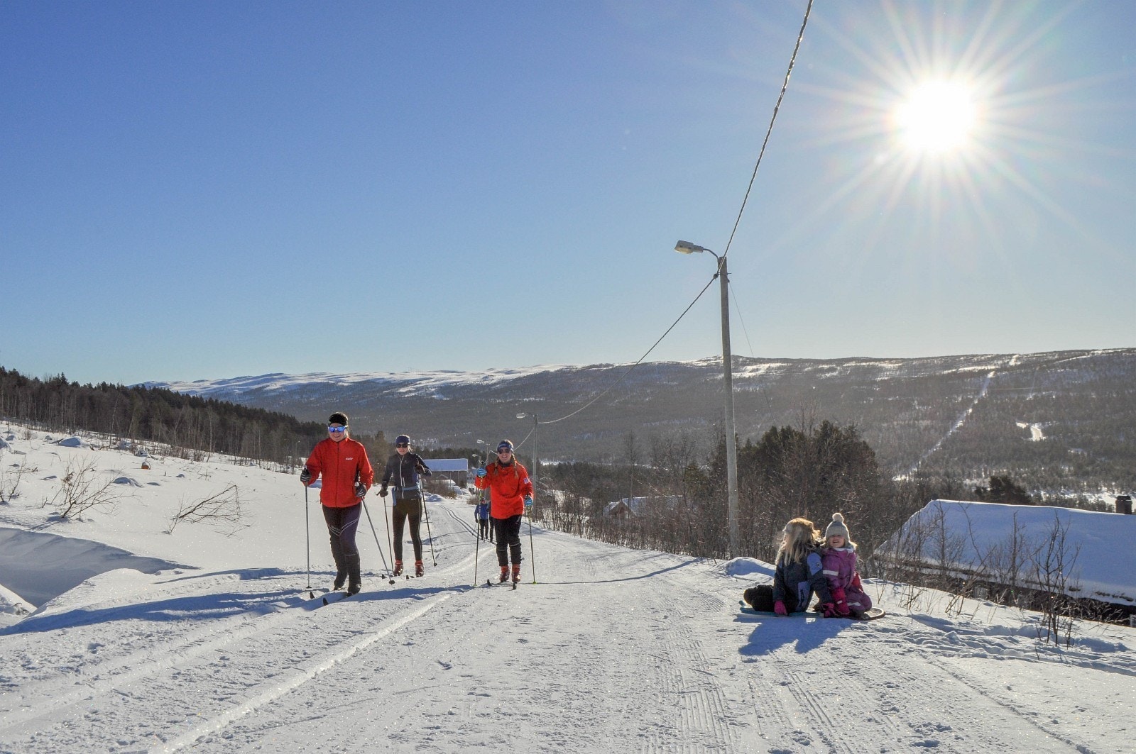 Det går maskinpreparert lysløype for langrenn igjennom fjellgrenda med tilknytning til milevis av langrennsspor i varierende terreng Galleribilde