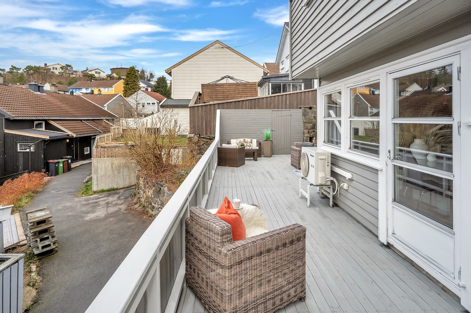 Her er det god plass til flere sittegrupper og grill - perfekt for hyggelige sammenkomster med familie og venner. Galleribilde