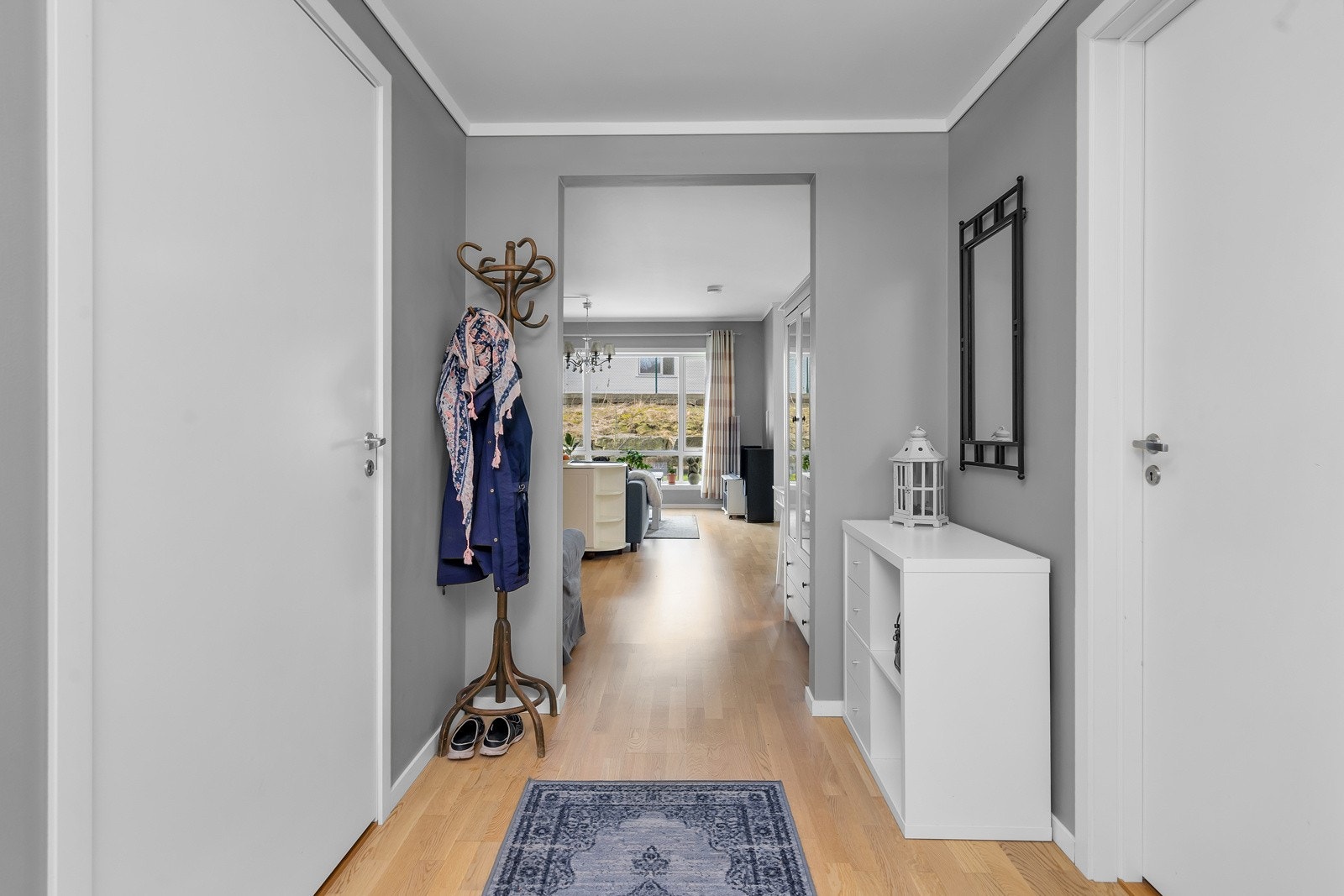 Gang med plass til oppbevaring av ytterklær og sko Galleribilde