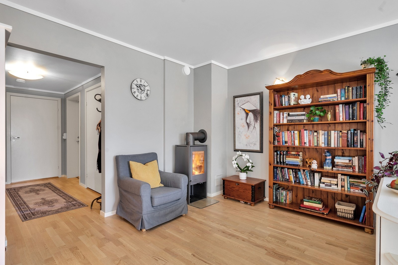 Koselig vedovn som varmer godt på kalde høst- og vinterdager Galleribilde