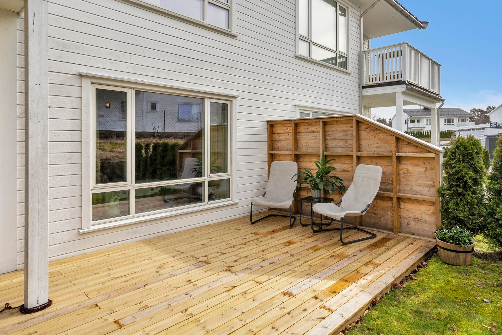 Stor platting med plass til grill og utemøblement Galleribilde