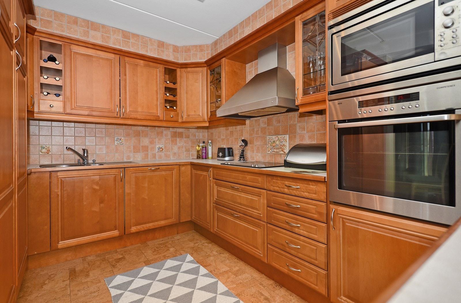 Godt integrert kjøkkenløsning med kjøleskap, fryseskap, oppvaskmaskin, komfyr, platetopp og micro. Galleribilde