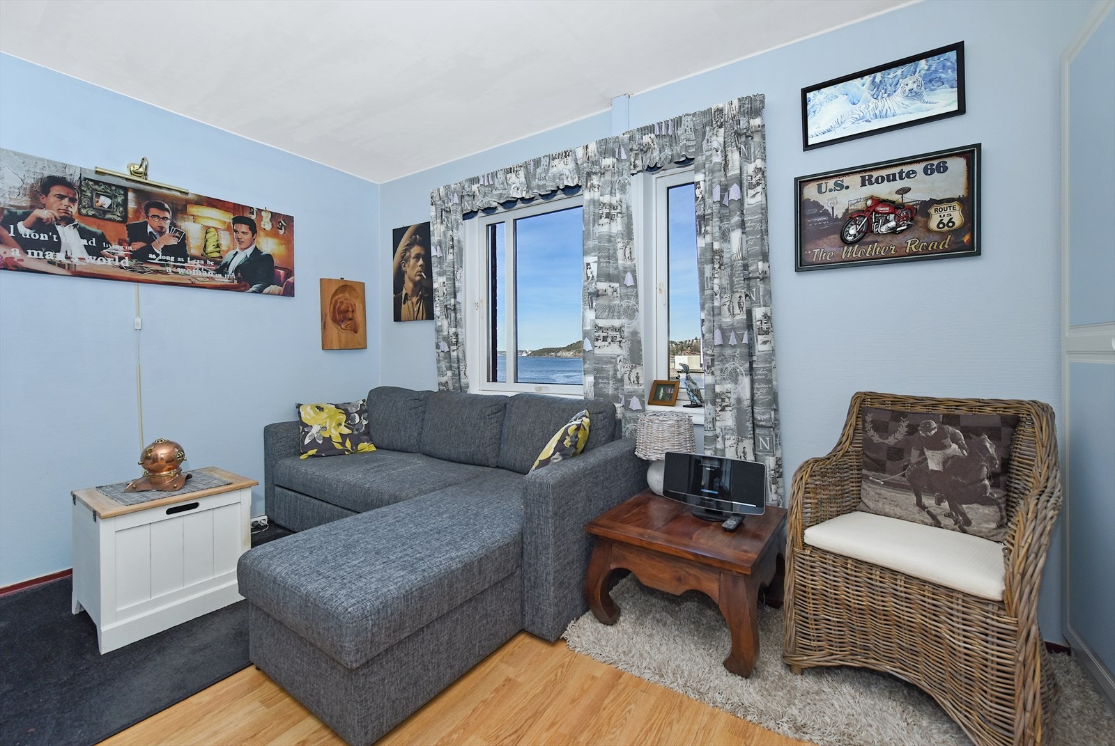 Soverom (2). Garderobeskap. Galleribilde