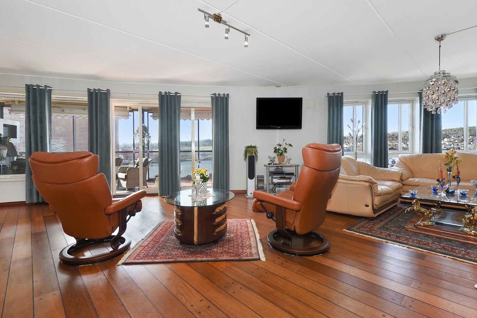 Stor stue med peis og "ekte" skipsgulv. Galleribilde