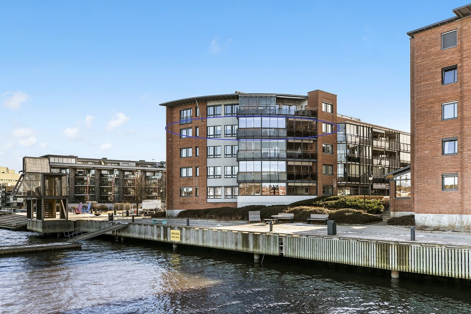 Halvpart av stor frontleilighet på bryggekanten i Moss- kort vei til "alt". Galleribilde