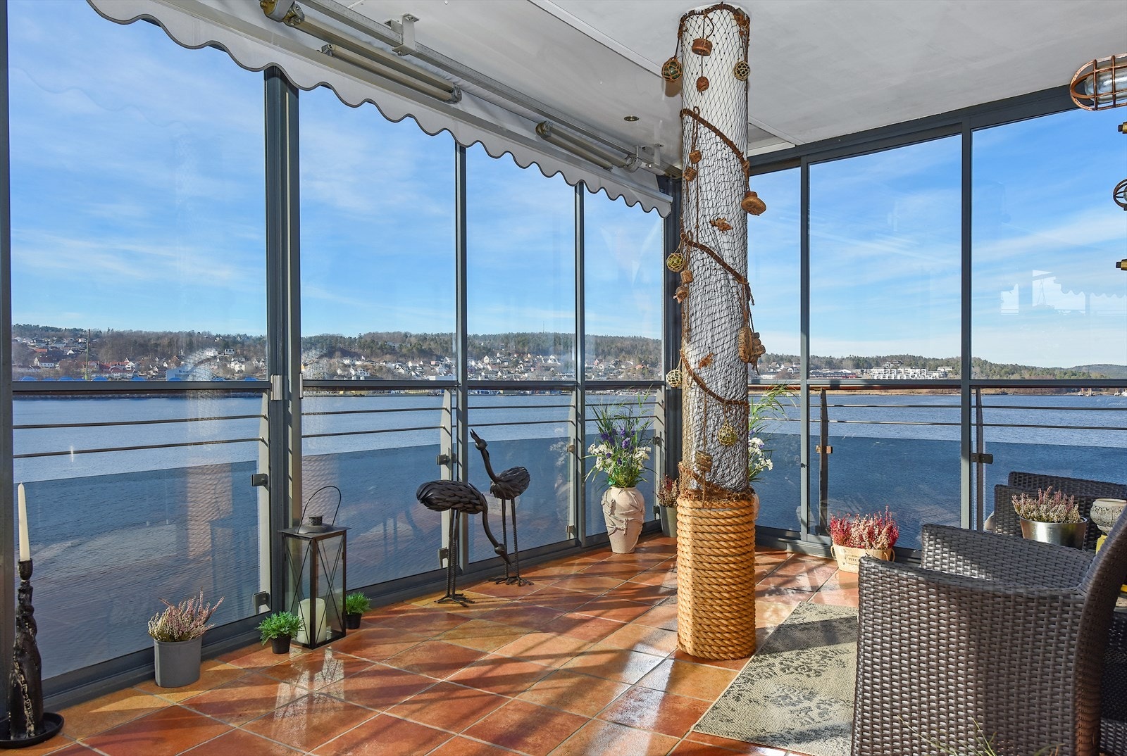 Stor, innglasset balkong med fantastisk sjøutsikt ved bryggekanten i Moss. Galleribilde