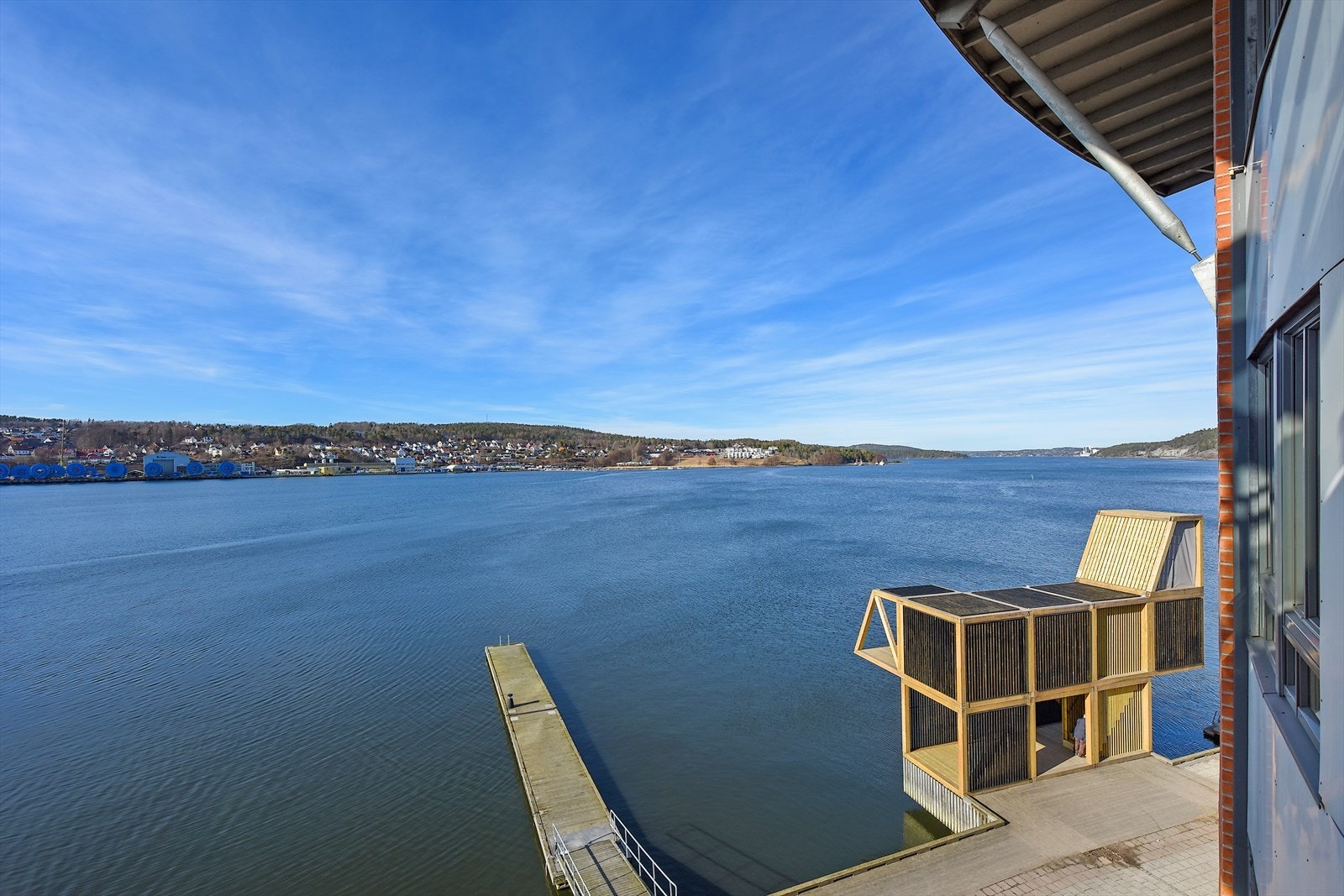 Her er det enkelt å ta seg et bad, stupetårn og bademuligheter rett utenfor dørstokken! Galleribilde