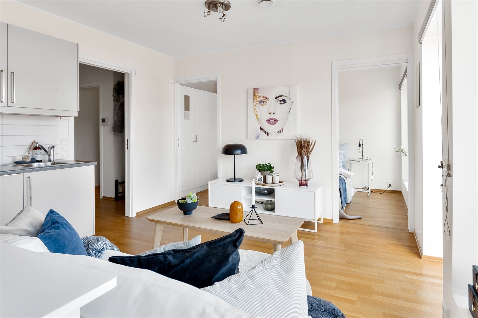 Leiligheten inneholder en trivelig stue, balkong med utsikt, 1 soverom, lekkert bad og kontor/bod. Galleribilde