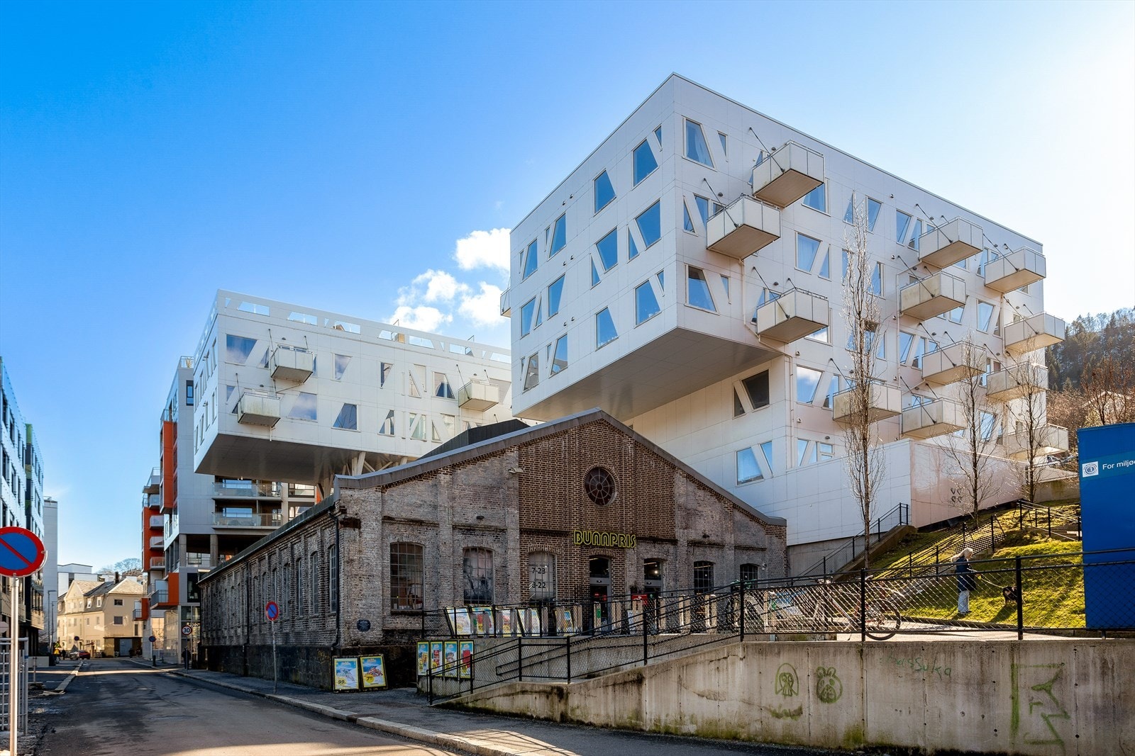 Bygget ble oppført i 2013 og fremstår moderne med dagligvarebutikk under boligkomplekset. Galleribilde