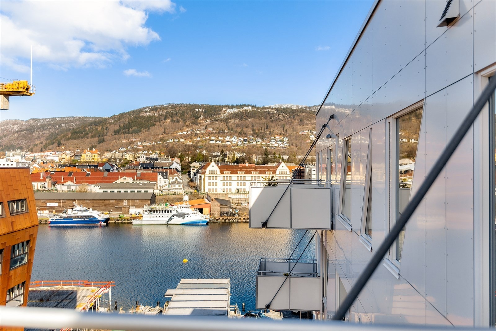 Utsikt mot Møhlenpris like over vågen i tillegg til byfjellene så langt du kan se. Galleribilde