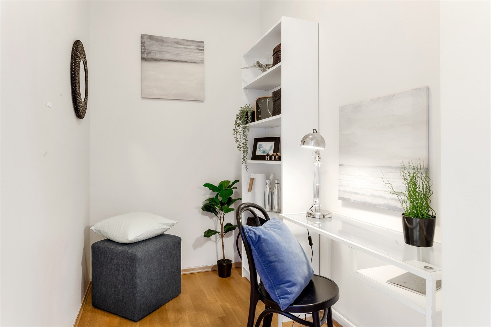 Bod på 4 m² innredet som kontor. Galleribilde