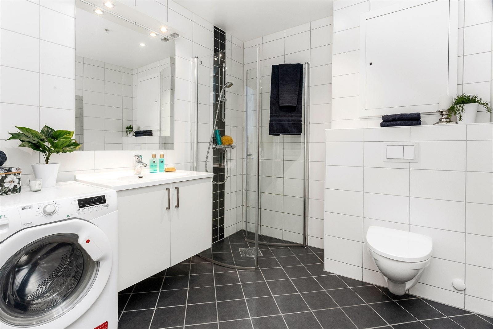Pent baderom med vannbåren gulvvarme. Galleribilde
