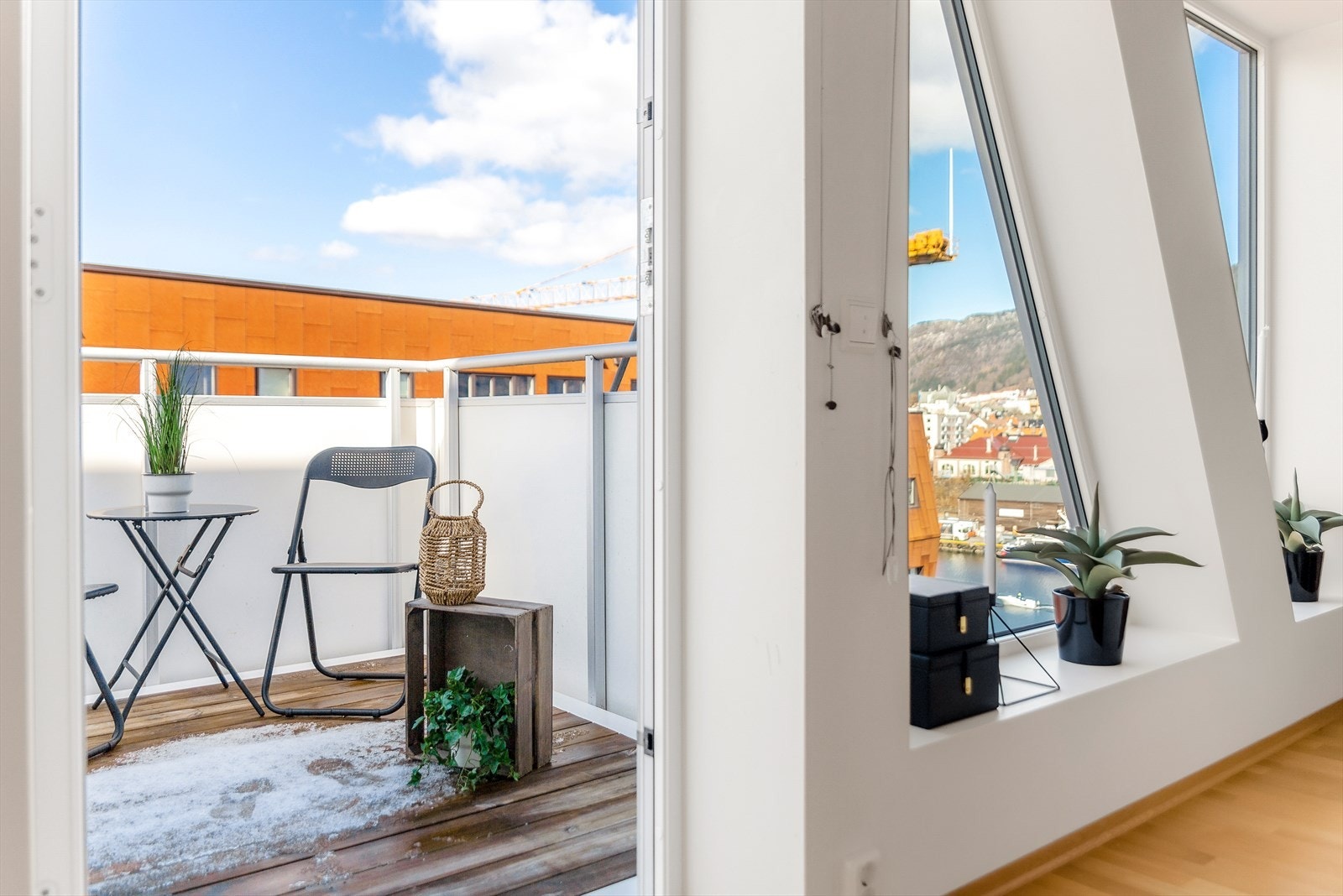 Utgang til en hyggelig balkong fra stue. Galleribilde