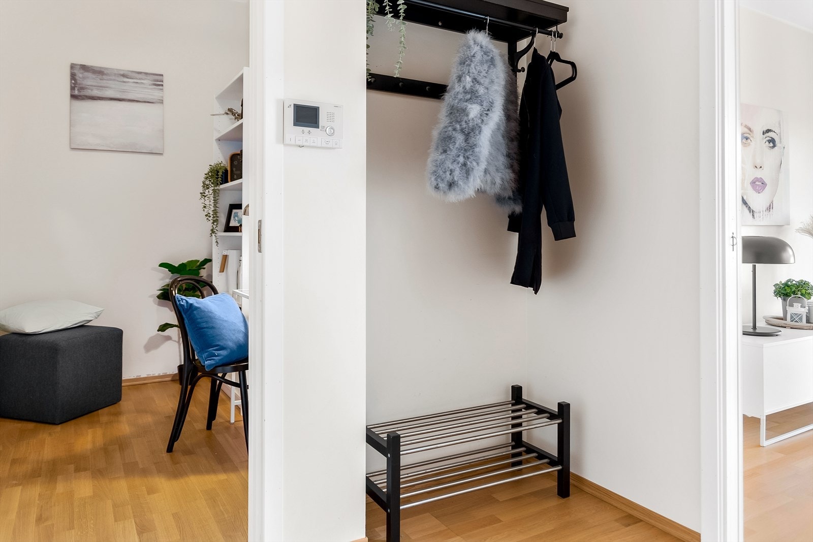 God plass til sko og oppheng av yttertøy ved inngangspartiet. Galleribilde