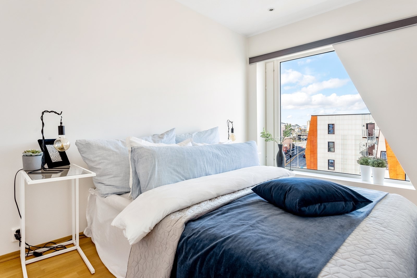 Soverommet er lyst og luftig med gode innredningsmuligheter. Galleribilde