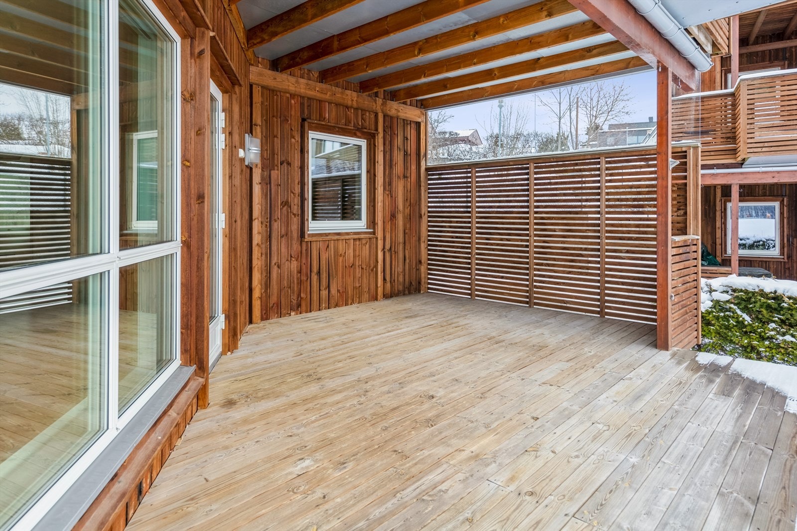 Terrassen er avskjermet på en god måte i forhold til innsyn, men har fortsatt gode sol- og utsikts-forhold. Galleribilde