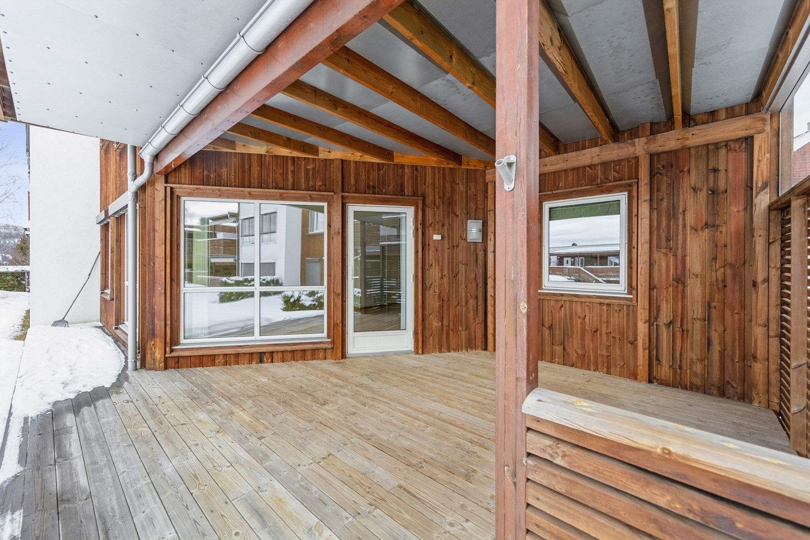 Flott overbygget terrasse med utsikt mot sør. Galleribilde