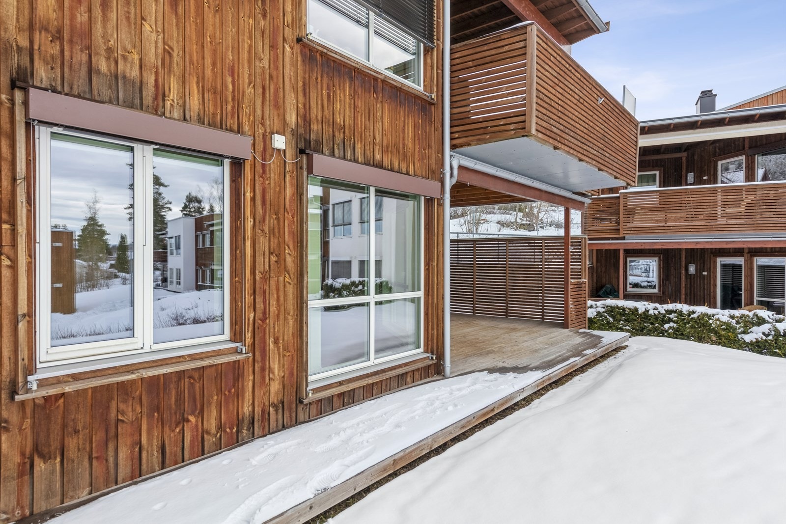 Enkel adkomst til plen fra terrassen. Galleribilde