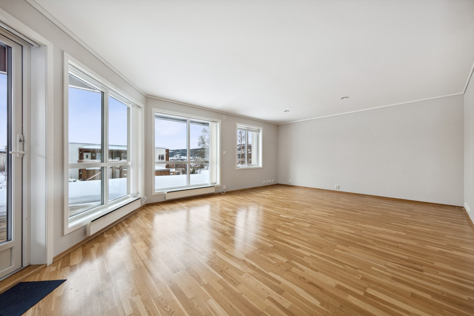 Store glassflater girt et lyst og trivelig inntrykk. Galleribilde