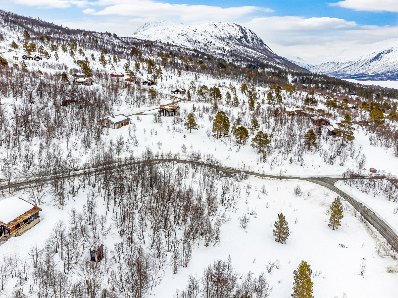 Eiendommen ligger i et fjellrikt område med store fjellkjeder og dype daler, som gir flotte muligheter for fjellturer, klatring og skiturer om vinteren. Galleribilde