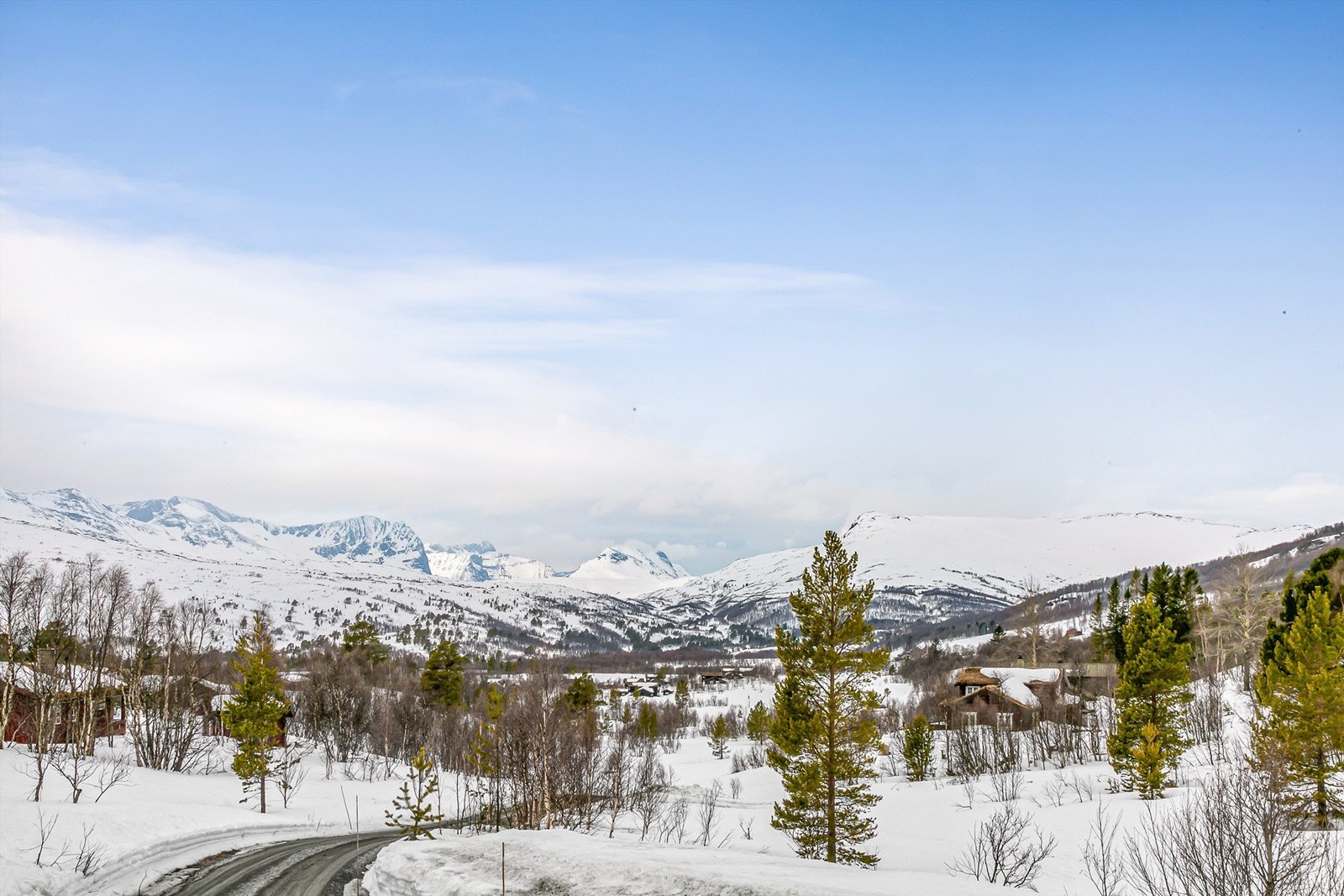 Nærmeste dagligvarebutikk er Nærbutikken Lønset som ligger ca. 23 minutter unna med bil, her får du blant annet dagligvarer, apotekvarer, fiskeutstyr, isfiskeutstyr, skismurning, ved, pakkeutlevering og fiskekort. Galleribilde