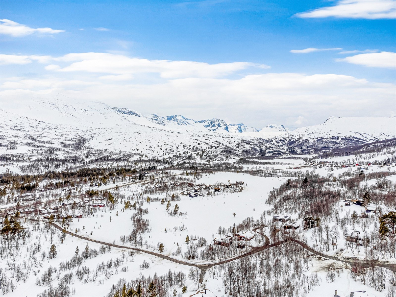 I Oppdal finner du også blant annet golfbane, curling, bowling, rafting, kino og basseng. Oppdal har og et godt servicetilbud, med flere ulike butikker, restauranter og kafeer. Galleribilde
