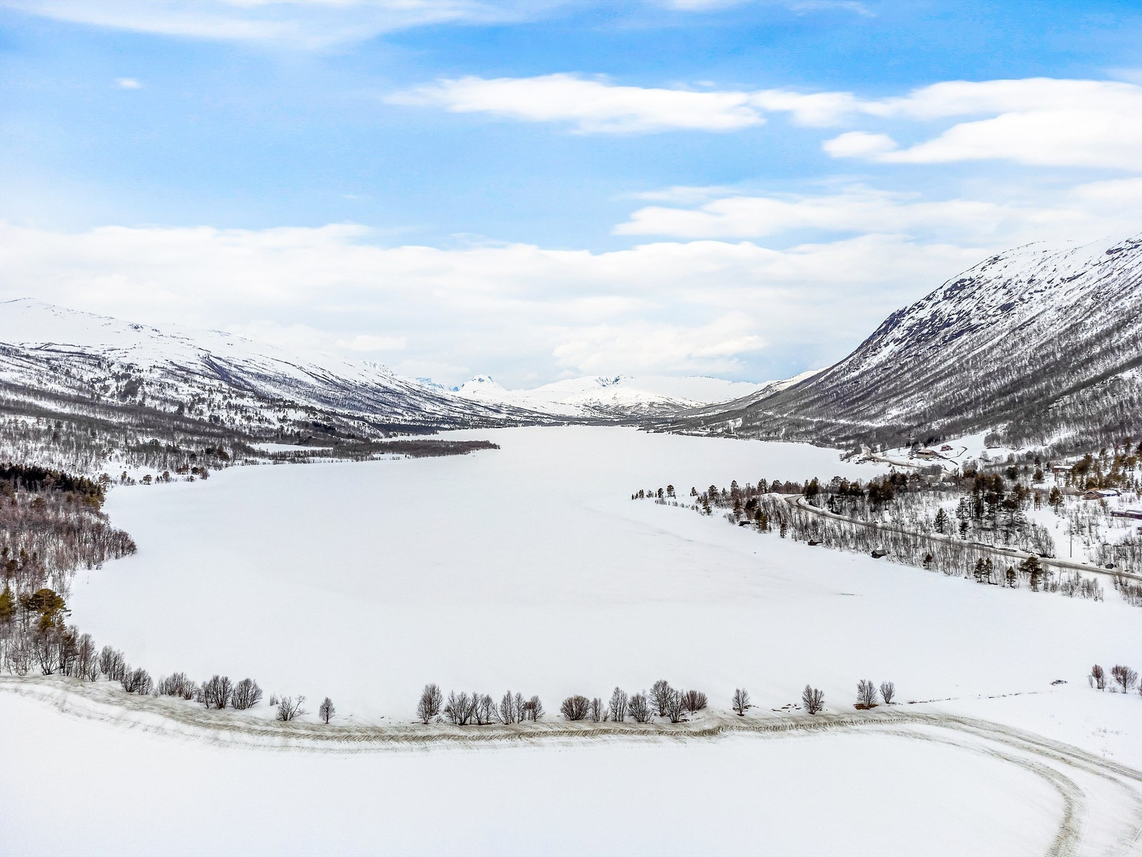 Området har også flere skoger, tur- og sykkelstier, samt utsiktspunkter som er verdt å anbefale. Galleribilde