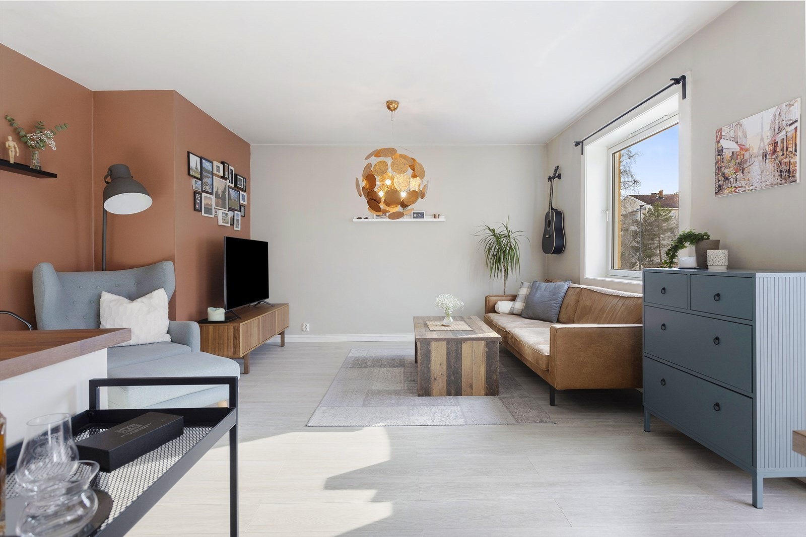 På stuen har du god plass til sofagruppe og tv-seksjon. Galleribilde