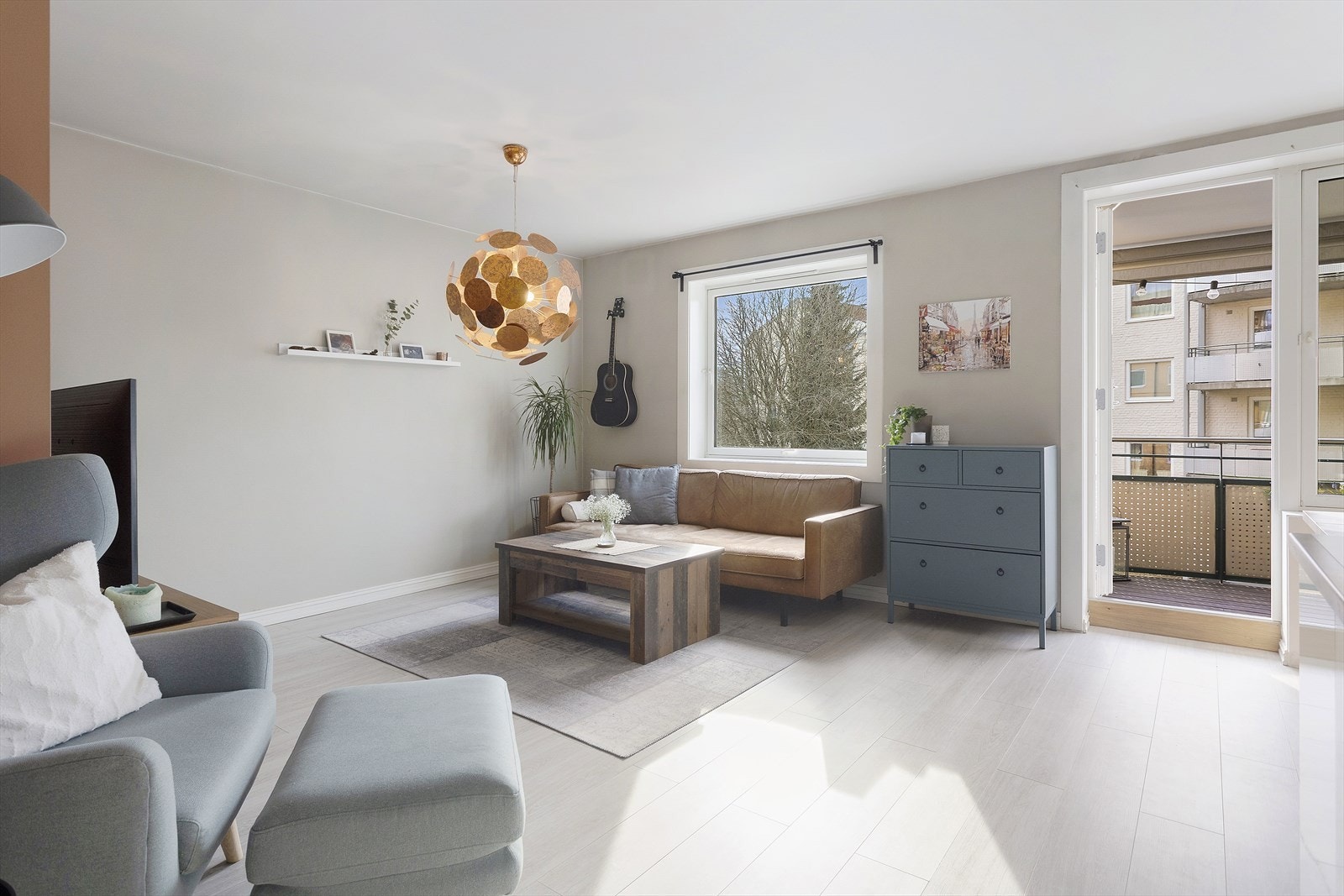 Boligen har store vindusflater som slipper inn rikelig med naturlig lys. Galleribilde
