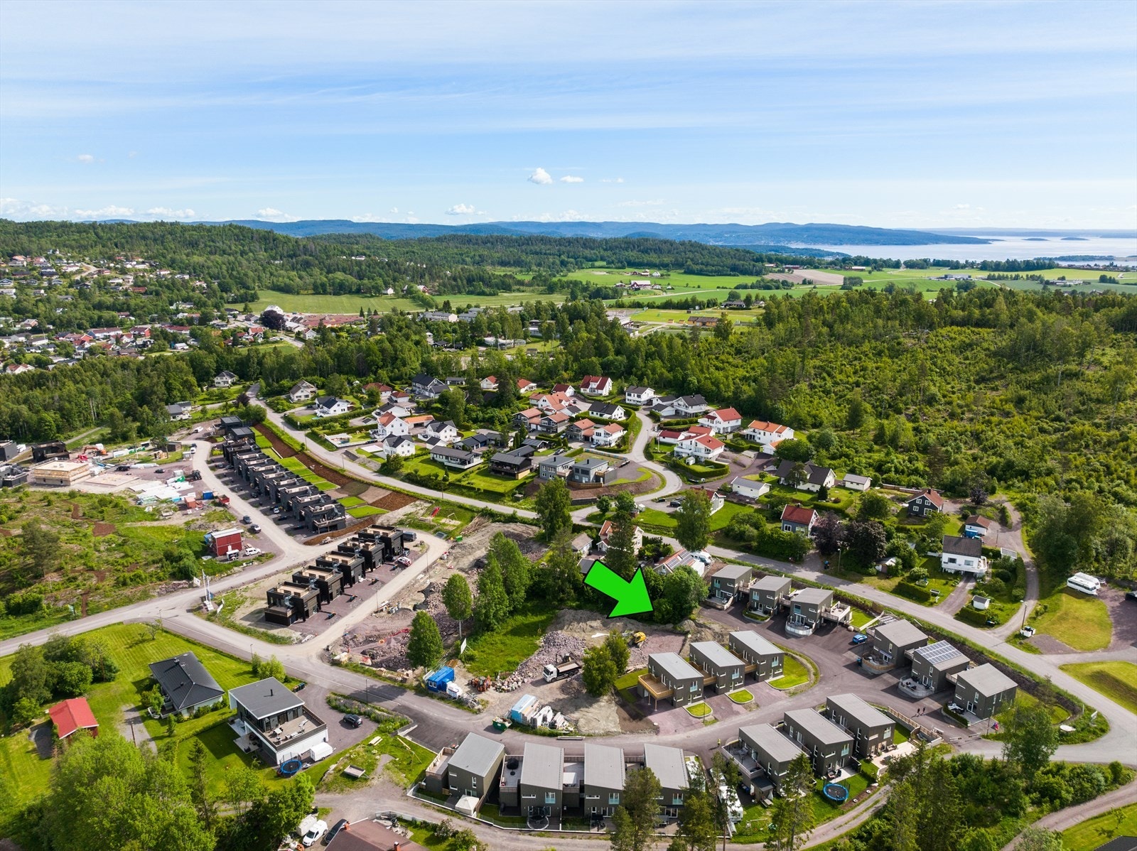 Området ligger ikke langt fra Holmestrand by og Oslofjorden Galleribilde