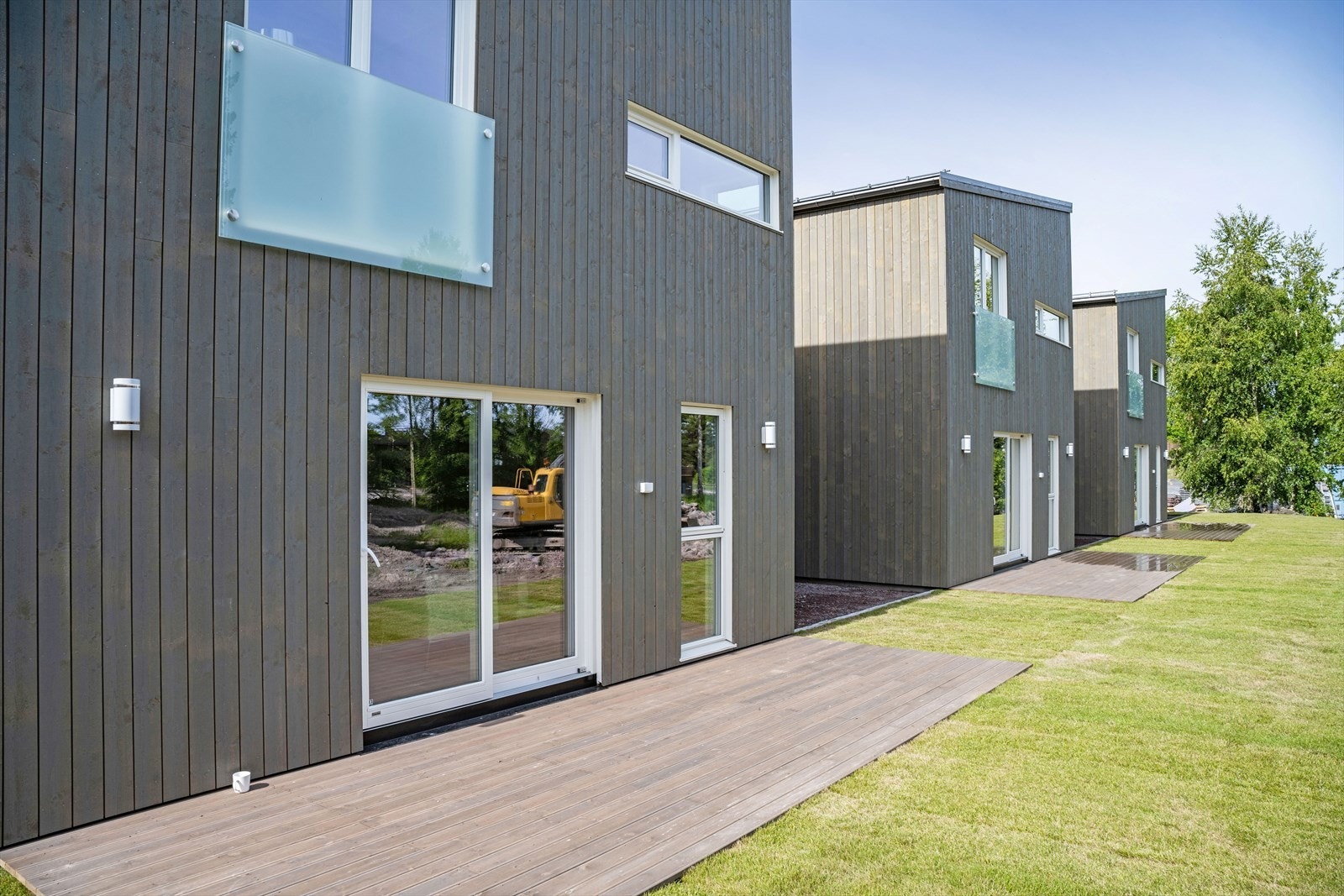 På baksiden er det terrasseplatting og gode muligheter for grillkvelder eller annet hyggelig Galleribilde