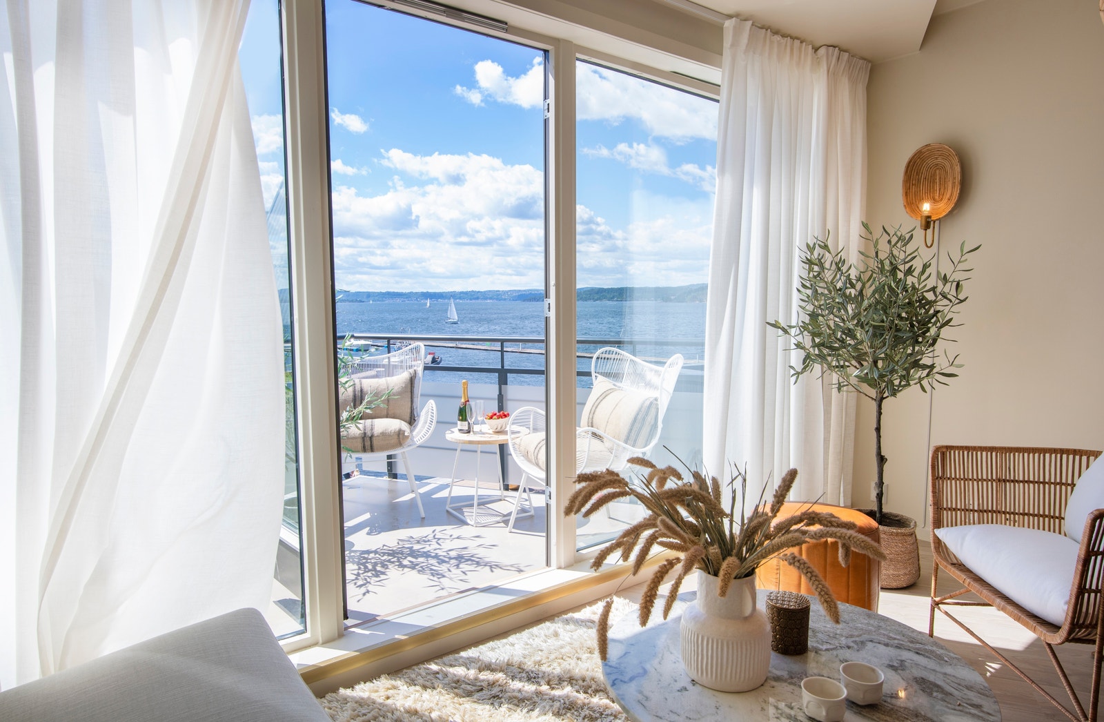 Utsikt fra stue og terrasse.
*Bilde er fra en oppusset leilighet, men utsikt er tilnærmet den samme. Galleribilde