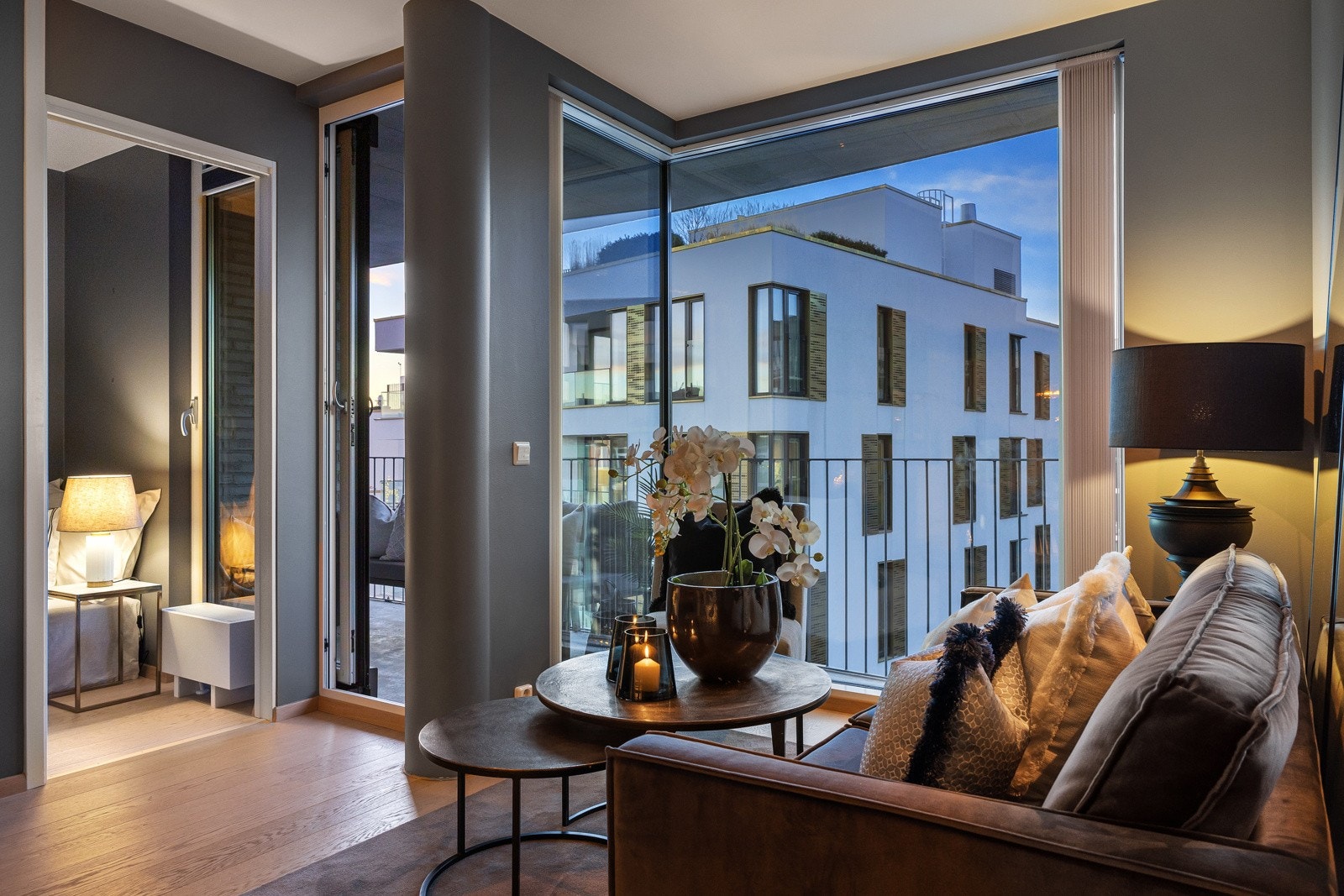 Det ene av boligens to soverom har adkomst fra stuen. Galleribilde