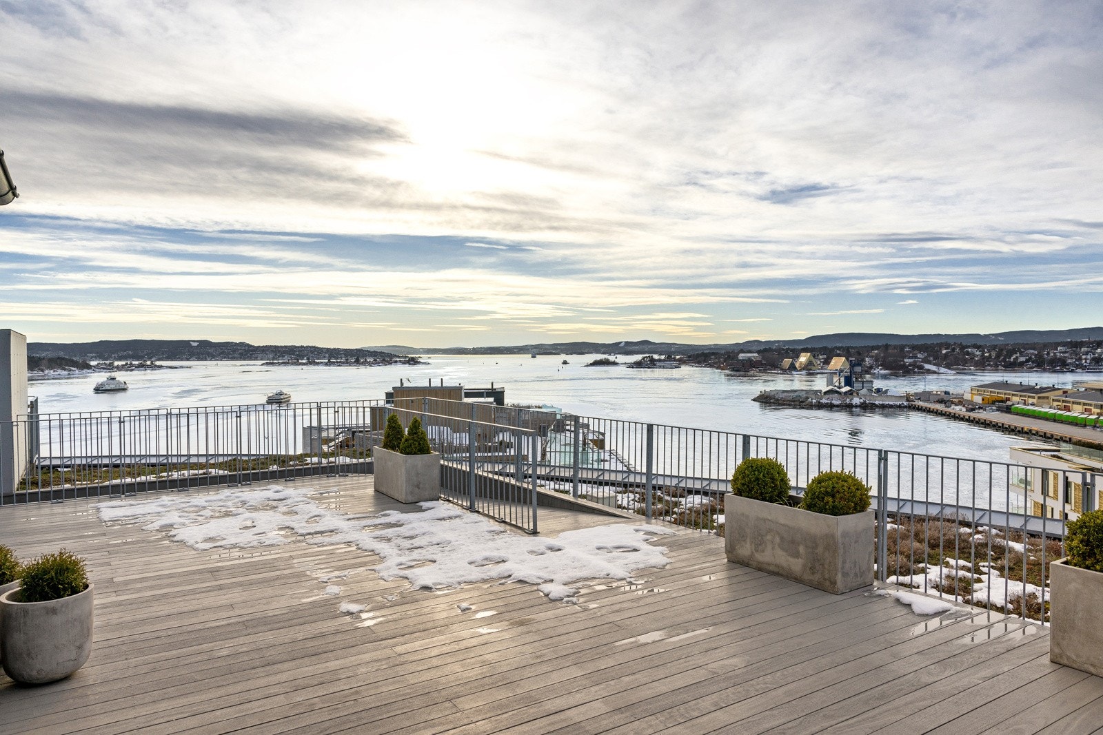 Fantastisk, felles takterrasse i sameiet. Galleribilde