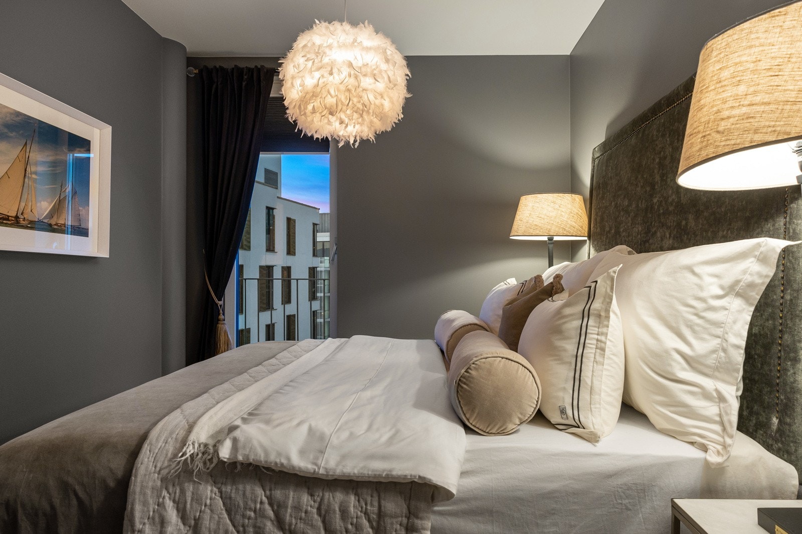 Hovedsoverommet har adkomst fra mellomgang ved stuen via skyvedør. Galleribilde