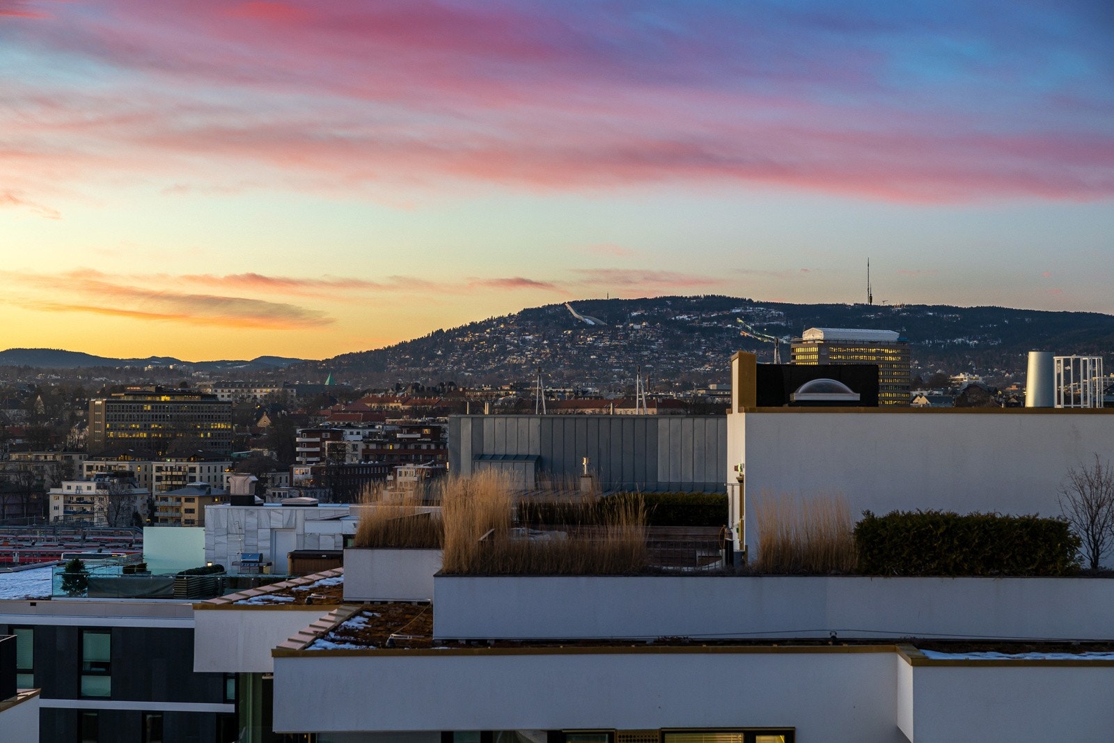 Vidstrakt utsikt fra sameiets takterrasse. Galleribilde