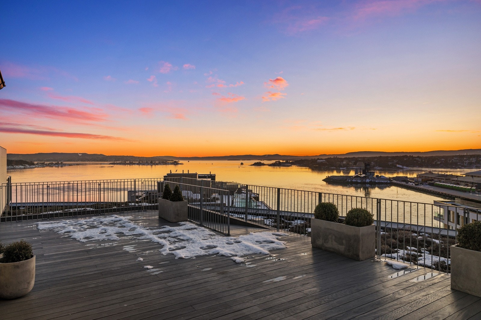 Fantastisk, felles takterrasse i sameiet. Galleribilde