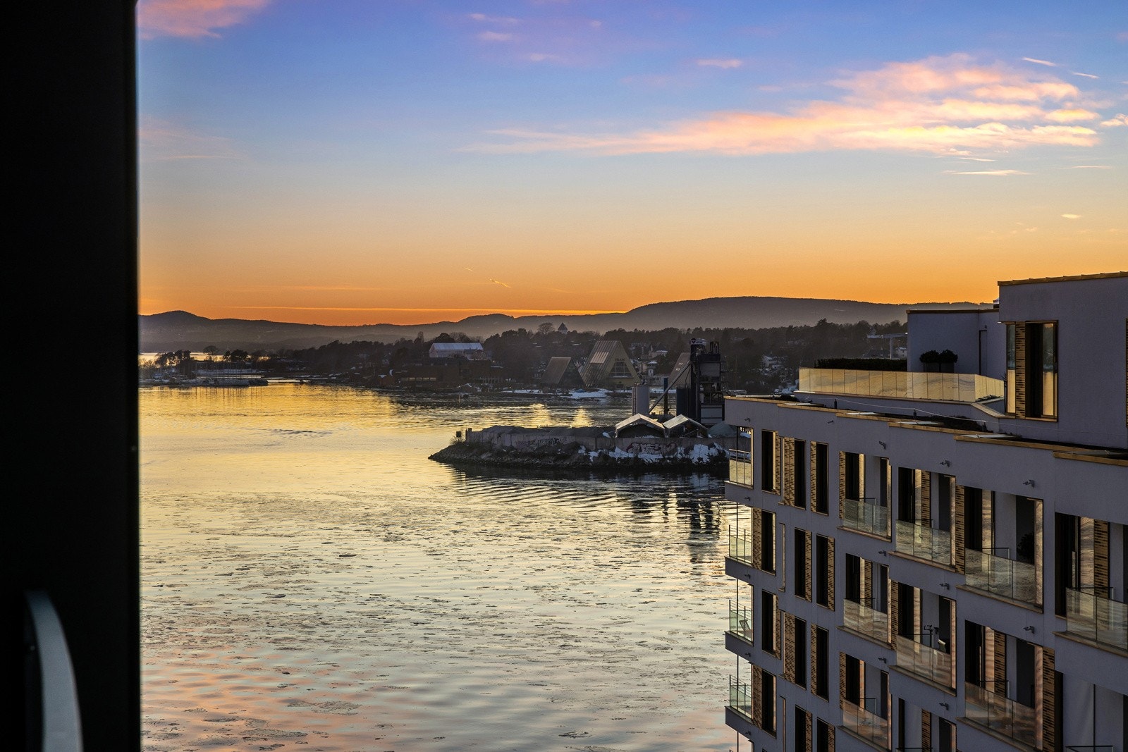 Fra balkongen kan man se nedover mot sjø og et hyggelig nabolag. Galleribilde