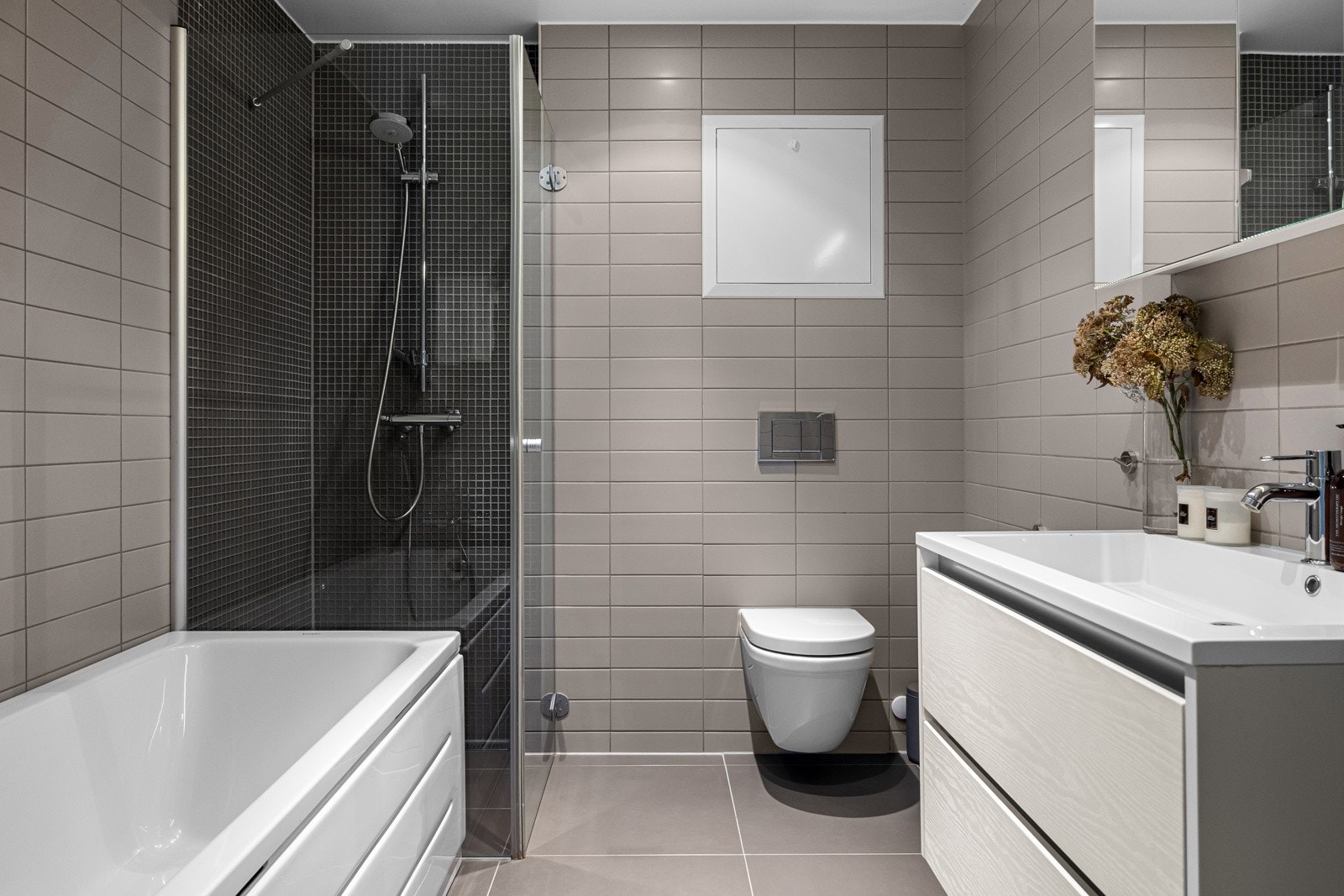 Badet har både dusjhjørne med dusjvegg/dør i herdet glass og et frittstående badekar. Begge med veggmontert hånddusj. Galleribilde