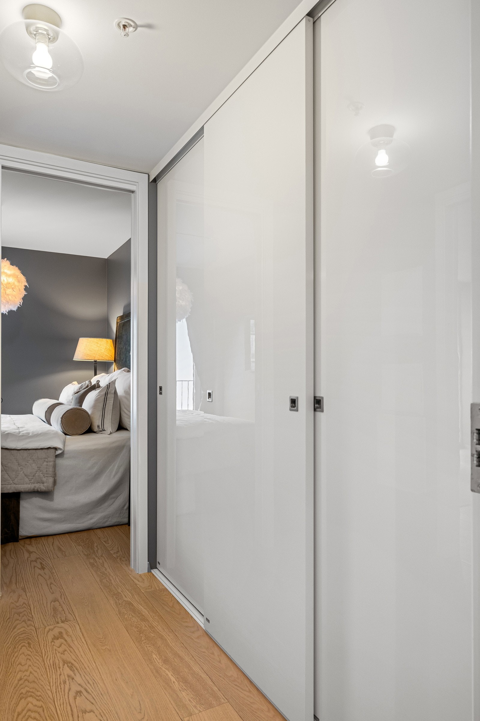 Like utenfor hovedsoverommet, i mellomgangen, er det montert enda en skyvedørsgarderobe. Galleribilde