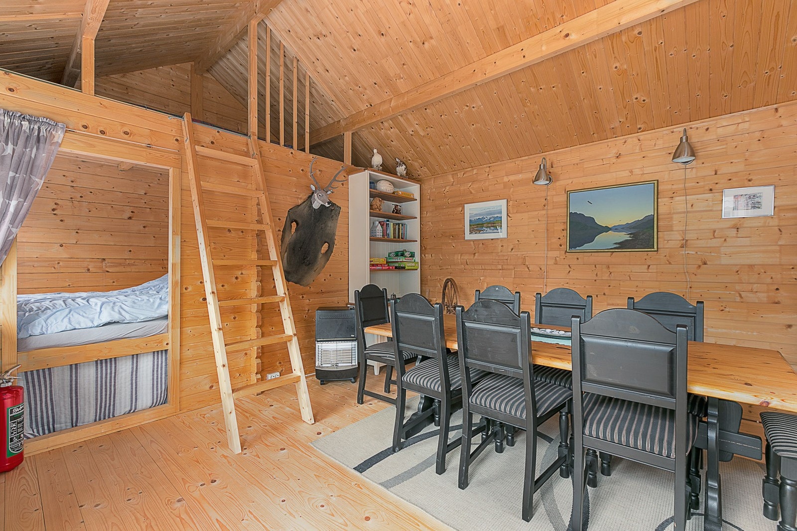 Romslig anneks med oppholdsrom og hems, bod benyttes som sovealkove. Galleribilde